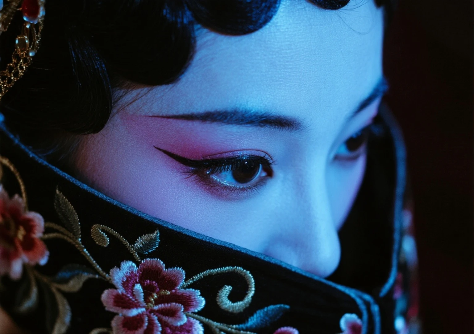 一位身着花色戏曲服装的中国美人,具有国潮花旦的戏曲妆扮,半身眼部特写,焦点在勾魂摄魄的双眼上。画面采用微距摄影风格,高清、富有想象力的真人写真,强调细节和真实感。构图采用近距离特写视角,美人位于画面中心,眼部占据主导位置,背景虚化以突出眼睛的深邃魅力。神秘冷光从上方斜照,营造出蓝色调的冷峻氛围,光线柔和且集中,增强眼睛的魅力和神秘感。f/2.8光圈,100mm微距镜头,浅景深,8K分辨率。